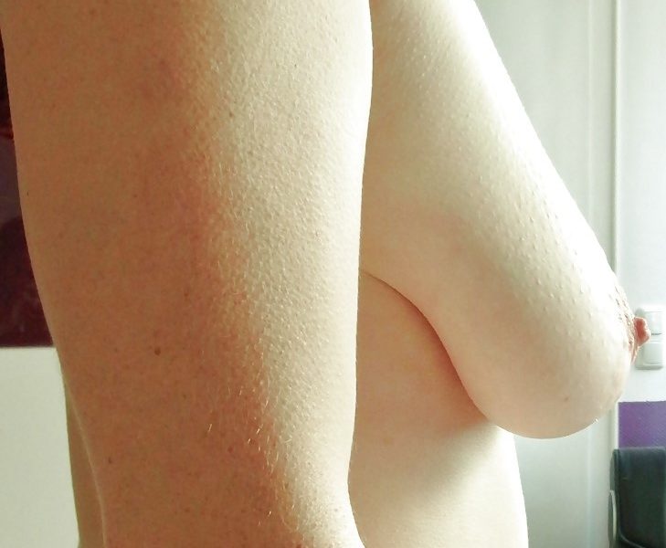 - FIAMMETTA viene attraversata da brividi di piacere, pelle d’oca sul suo corpo, come carezze d’aria sottile. Un fremito l'attraversa, silenzioso, profondo, mentre l’emozione le danza sulla pelle come luce all’alba -